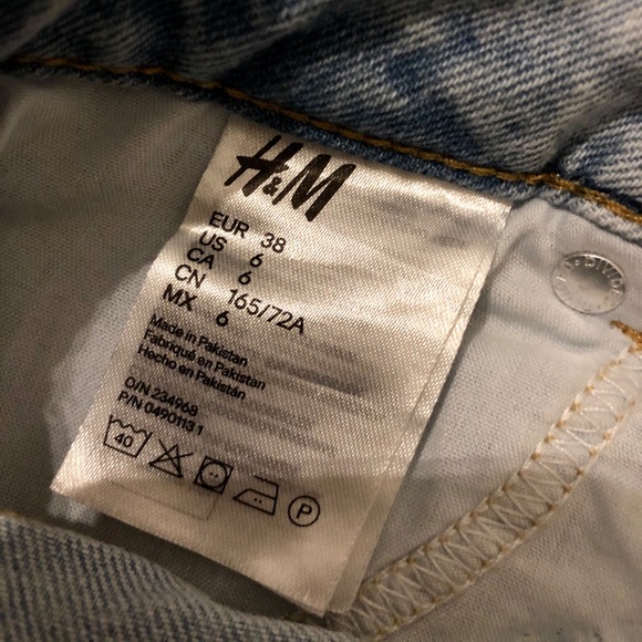 H&M light wash ripped jeans! - Picture 3 of 3